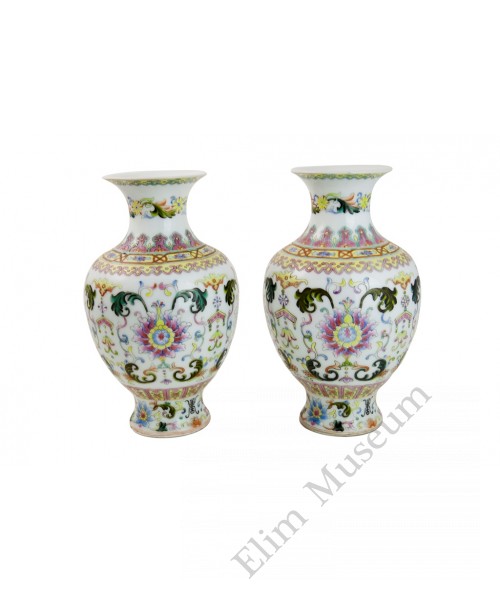 1019  A pair Late Qing period Fencai vases with fowers